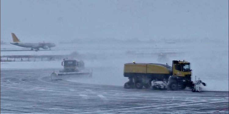 Erzurum Havalimanı'nda karla mücadele; pistler açık tutuluyor