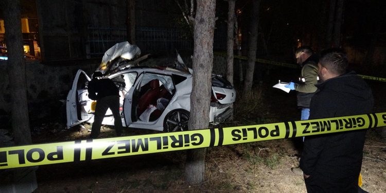 Erzurum'da refüje çarpan otomobil, alev aldı: 3 ölü