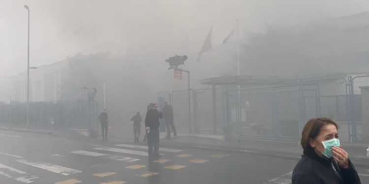 Esenyurt'ta sağlık malzemeleri üretilen fabrikada yangın