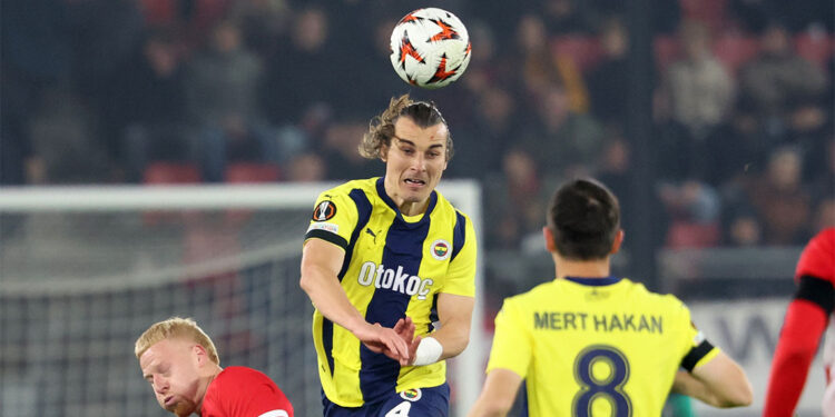 Fenerbahçe Avrupa Ligi'ndeki ilk mağlubiyetini aldı