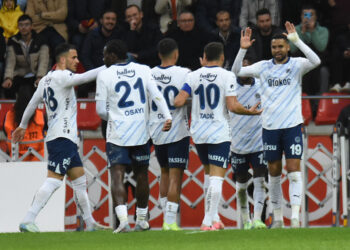 Kayseri'de ilkleri yaşayan Fenerbahçe zirve takibini sürdürdü