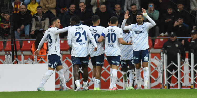 Kayseri'de ilkleri yaşayan Fenerbahçe zirve takibini sürdürdü