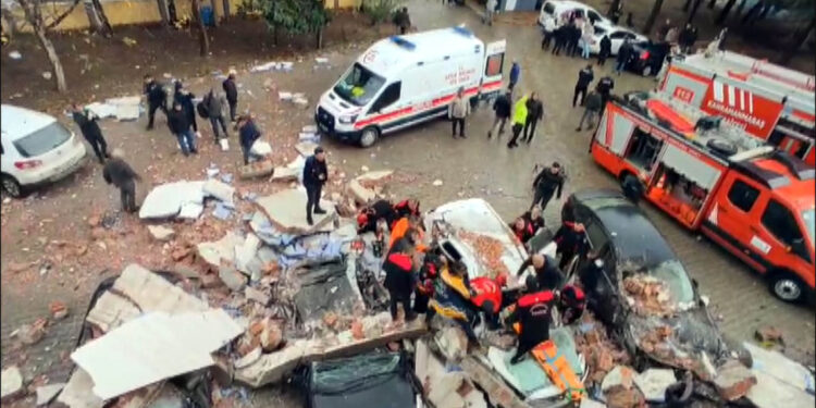 Fırtınanın uçurduğu çatı duvarı velilerin üzerine düştü