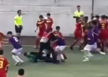 Fatih'te U16 maçında tekmeli yumruklu kavga
