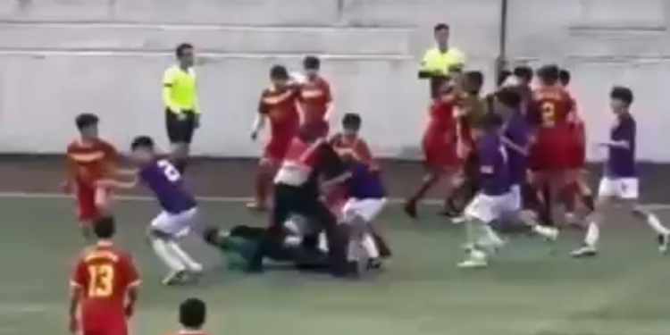 Fatih'te U16 maçında tekmeli yumruklu kavga