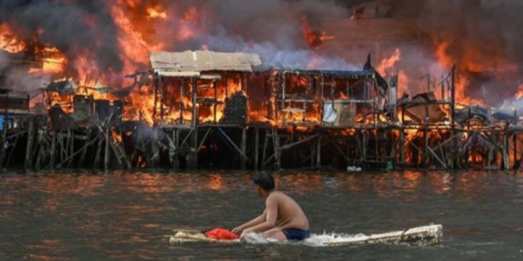 Filipinler'de yangın: 2 bin aile evsiz kaldı