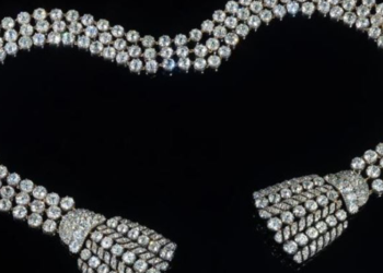 Fransa Kraliçesi Antoinette'in elmas kolyesi 4,81 milyon dolara satıldı