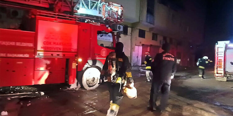 Gaziantep'te ayakkabı ve terlik imalathanesinde yangın