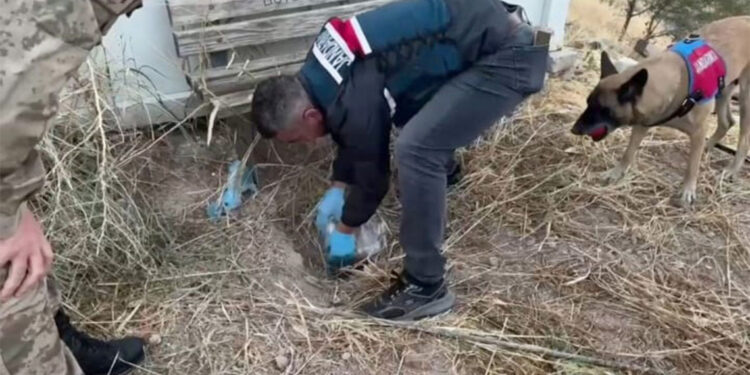 Gaziantep'te toprağa gömülü 4 kilo uyuşturucu ele geçirildi