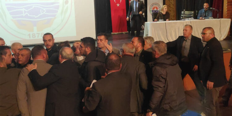 Gemlik Belediye Meclisi'nde 'pankart' gerginliği