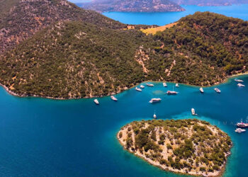 Göcek'in koyları lüks yatlara ev sahipliği yapıyor