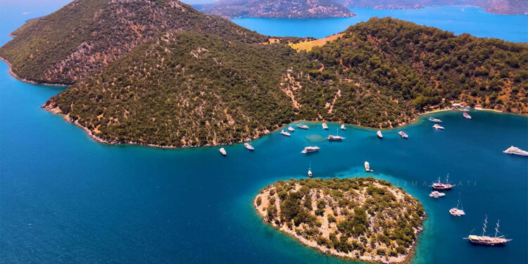 Göcek'in koyları lüks yatlara ev sahipliği yapıyor