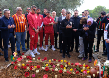 Galatasaraylı oyuncular, Yiğit'in mezarını ziyaret etti