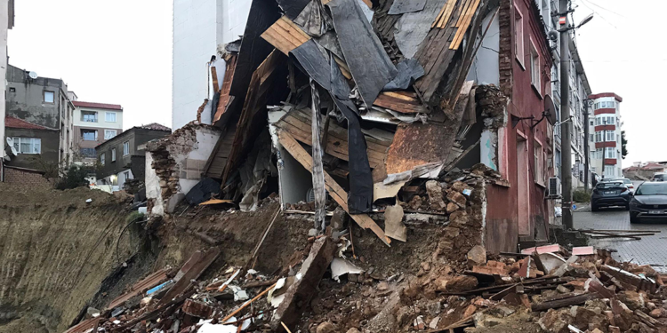 Gelibolu'da 2 katlı metruk binada çökme