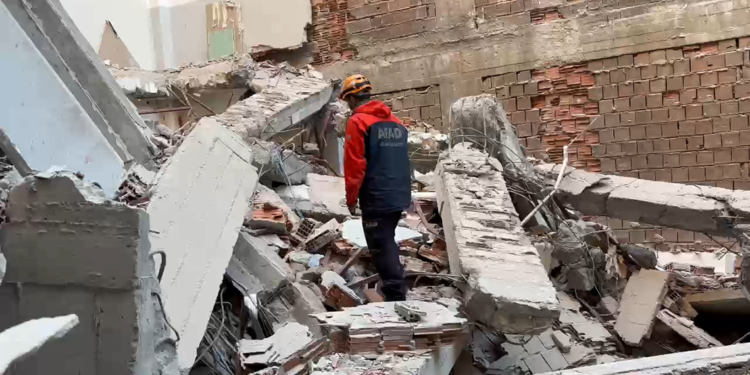 Güngören'de tadilat sırasında binada çökme