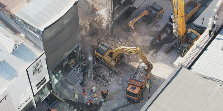 Güngören'de yıkılan binada göçük altında kalan işçi aranıyor