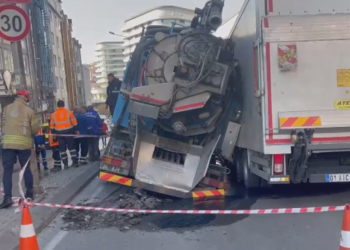 Güngören'de yol çöktü; 2 kamyon mahsur kaldı