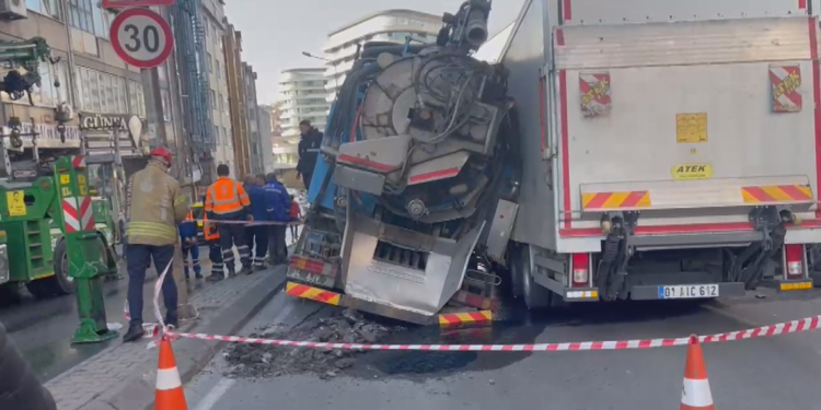 Güngören'de yol çöktü; 2 kamyon mahsur kaldı