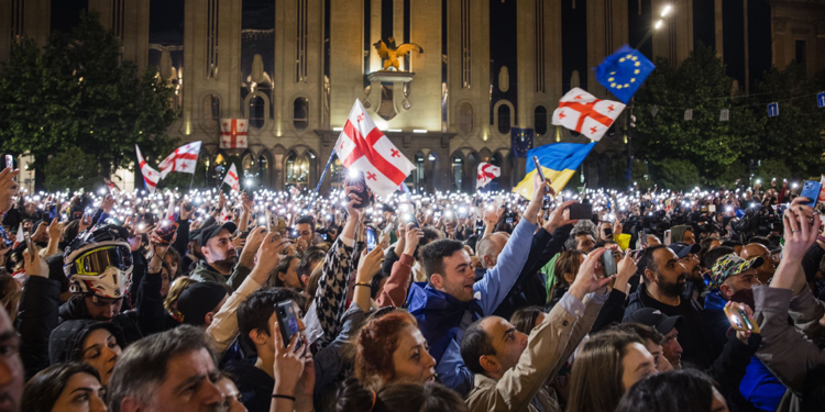 Gürcistan'da AB üyelik müzakerelerinin askıya alınması protesto edildi