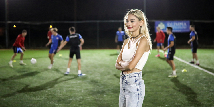 Güzellik kraliçesi Nevide Çiçek, yeşil sahalarda