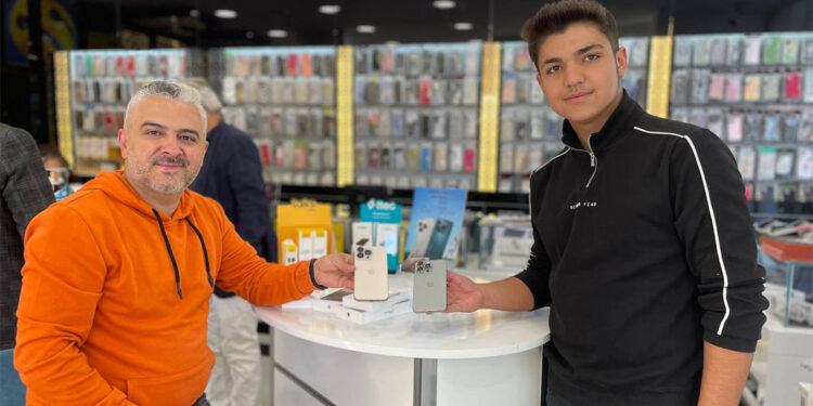 Hafif ticari aracı takas yoluyla satıp 2 cep telefonu aldı