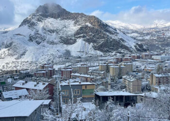 Hakkari'de 10 yerleşim yeri ulaşıma kapandı