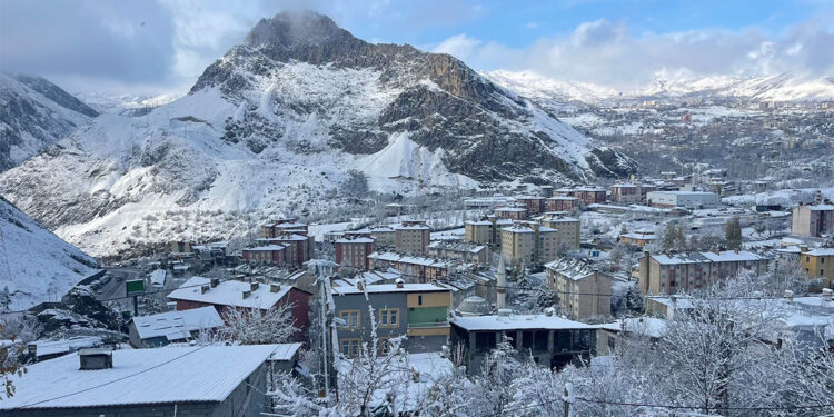 Hakkari'de 10 yerleşim yeri ulaşıma kapandı
