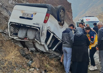 Hakkari'de minibüs takla attı; 4 yaralı