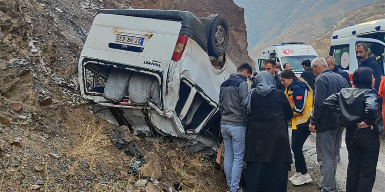 Hakkari'de minibüs takla attı; 4 yaralı