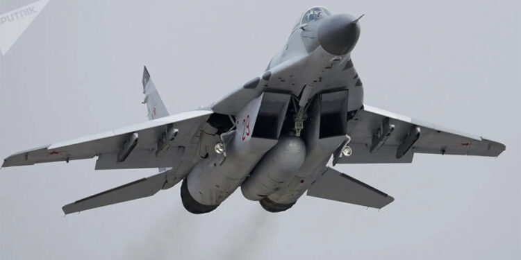 Hindistan'da savaş uçağı düştü