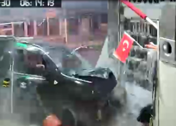 Hafif ticari araç iş yerine daldı; o anlar kamerada