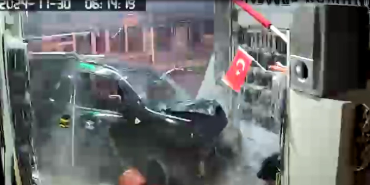 Hafif ticari araç iş yerine daldı; o anlar kamerada