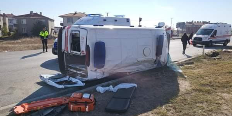 Hasta taşıyan ambulansla otomobil çarpıştı: 7 yaralı