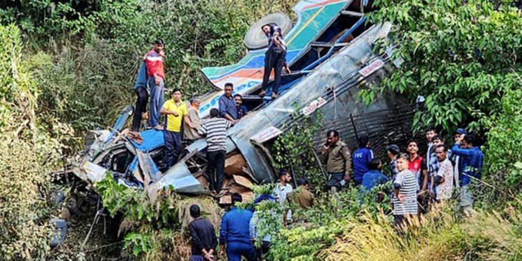 Hindistan'da otobüs kazası: 36 ölü