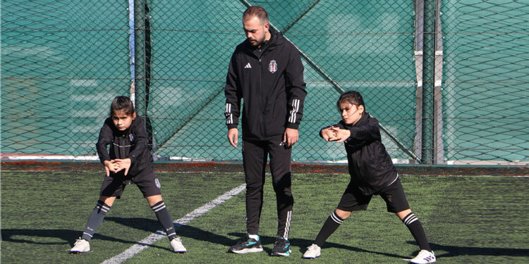 İkiz kız kardeşler, Beşiktaş JK Akademisi’ne seçildi