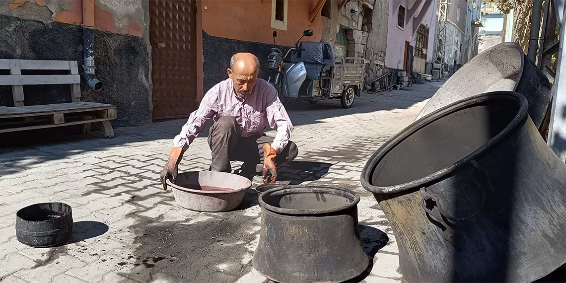 Kayseri'nin yeşilhisar ilçesinde yakup eren (58), 13 yaşında başladığı baba mesleği olan kalaycılığı 45 senedir yapıyor. İlçenin tek kalaycısı olan yakup eren, "bu işin son nesliyiz" dedi.