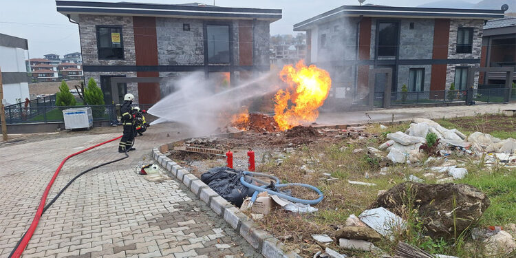 İş makinesi doğal gaz borusunu deldi