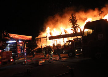 Isıtıcının perdeyi tutuşturmasıyla restoran kül oldu; 1 ölü, 17 yaralı