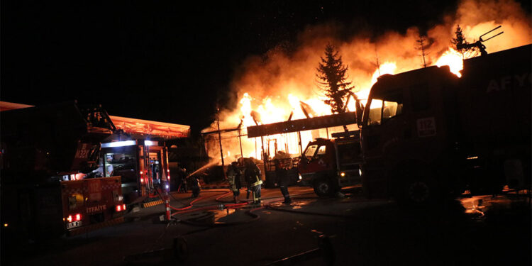 Isıtıcının perdeyi tutuşturmasıyla restoran kül oldu; 1 ölü, 17 yaralı