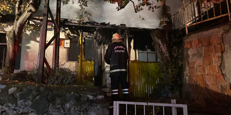 Isparta'da sobadan çıkan yangında ev küle döndü