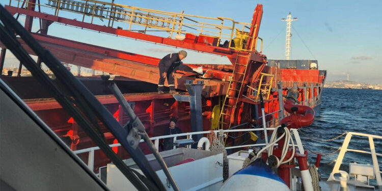 Ahırhapı açıklarında gemideki vinç devrildi: 3 yaralı 