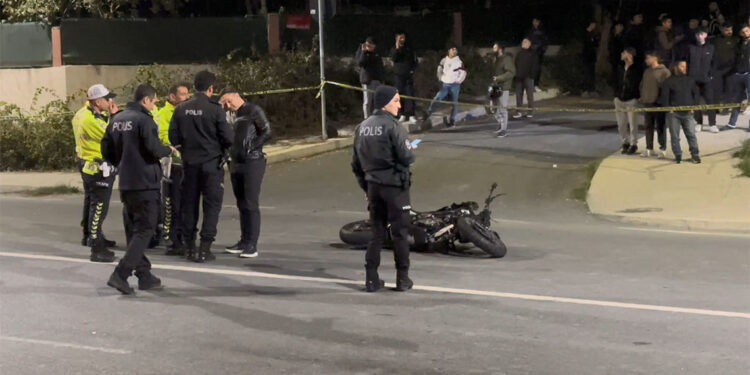 Arnavutköy'de motosikletler kafa kafaya çarpıştı; 1 ölü