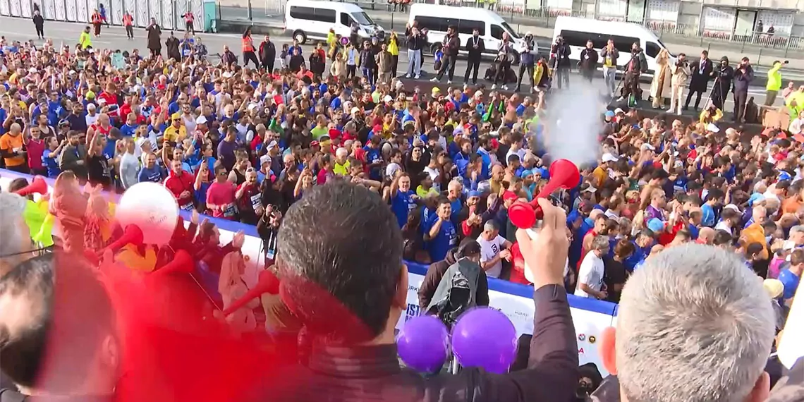 İstanbul büyükşehir belediyesi'ne bağlı spor i̇stanbul tarafından düzenlenen asya ve avrupa'yı birleştiren i̇stanbul maratonu 46. Kez koşuldu.