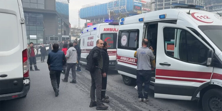 Avcılar'da iş hanında yangın: 2 yaralı