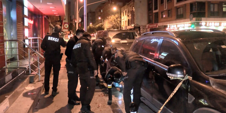 Bağcılar'da silahlı saldırı: 2 yaralı