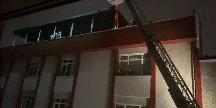 Bahçelievler'de 5 katlı binanın çatısı alev alev yandı