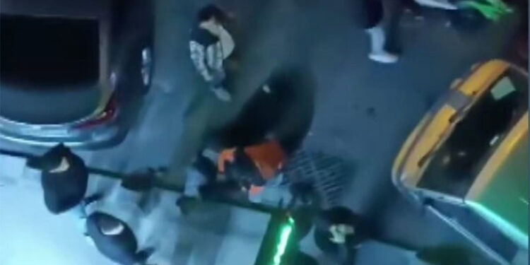 Bahçelievler'de iki kişi arasında çıkan tartışma kamerada