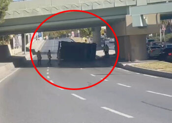 Bakırköy'de İSKİ'ye ait vinç yola devrildi