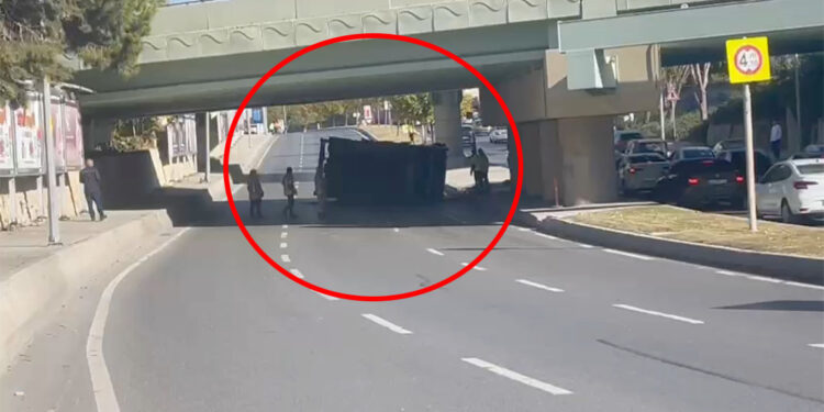 Bakırköy'de İSKİ'ye ait vinç yola devrildi