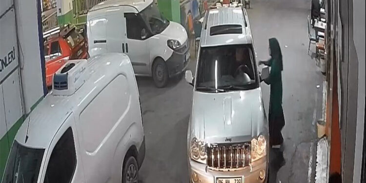 Cip hızla geri gidince kadını metrelerce sürükledi 